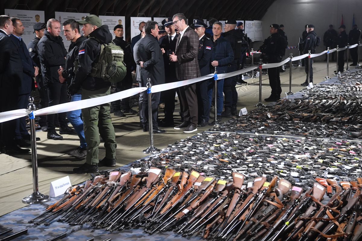 Prikaz neregistrovanog oružja koje su građani predali policijskim stanicama