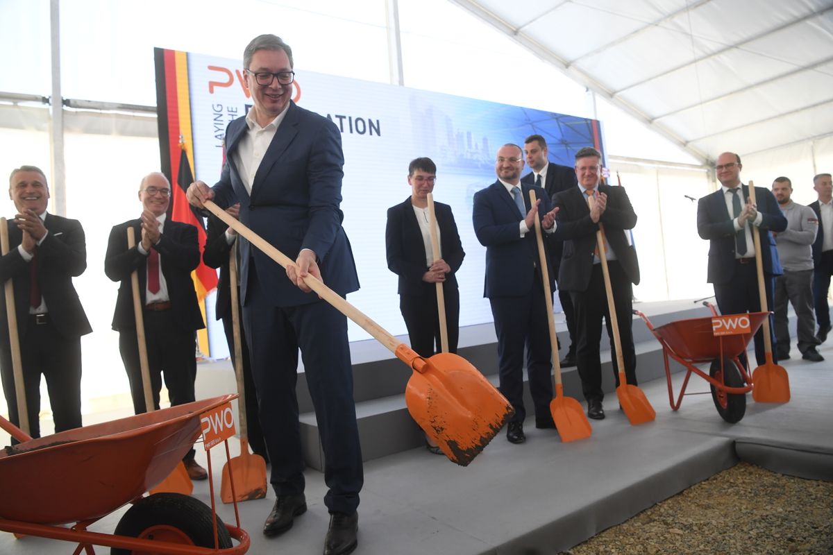 Predsednik Vučić prisustvovao svečanoj ceremoniji polaganja kamena temeljca za izgradnju nove fabrike kompanije 