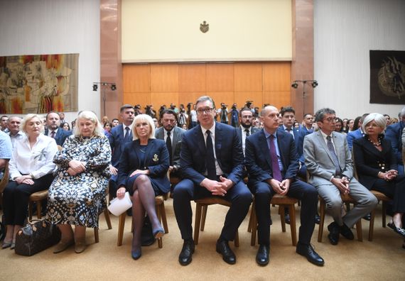 Predsednik Vučić uručio ugovore o radu najboljim diplomcima medicinskih fakulteta i srednjih medicinskih škola u Srbiji