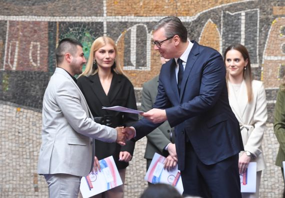 Predsednik Vučić uručio ugovore o radu najboljim diplomcima medicinskih fakulteta i srednjih medicinskih škola u Srbiji