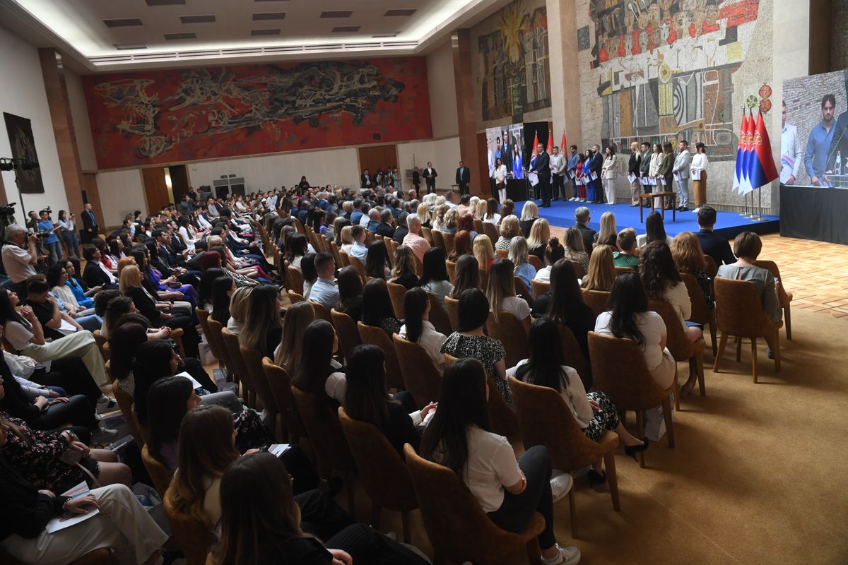Председник Вучић уручио уговоре о раду најбољим дипломцима медицинских факултета и средњих медицинских школа у Србији