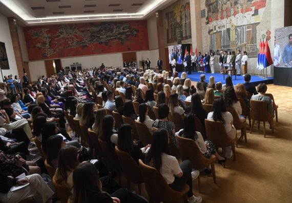Председник Вучић уручио уговоре о раду најбољим дипломцима медицинских факултета и средњих медицинских школа у Србији