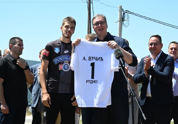 Predsednik Vučić obišao rekonstruisani put Studenica-Rudno