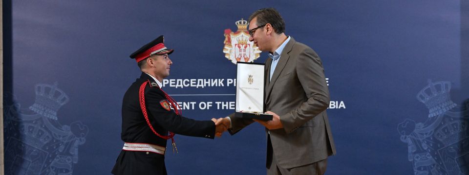 Predsednik Vučić uručio odlikovanje pripadniku Žandarmerije Milošu Jevremoviću