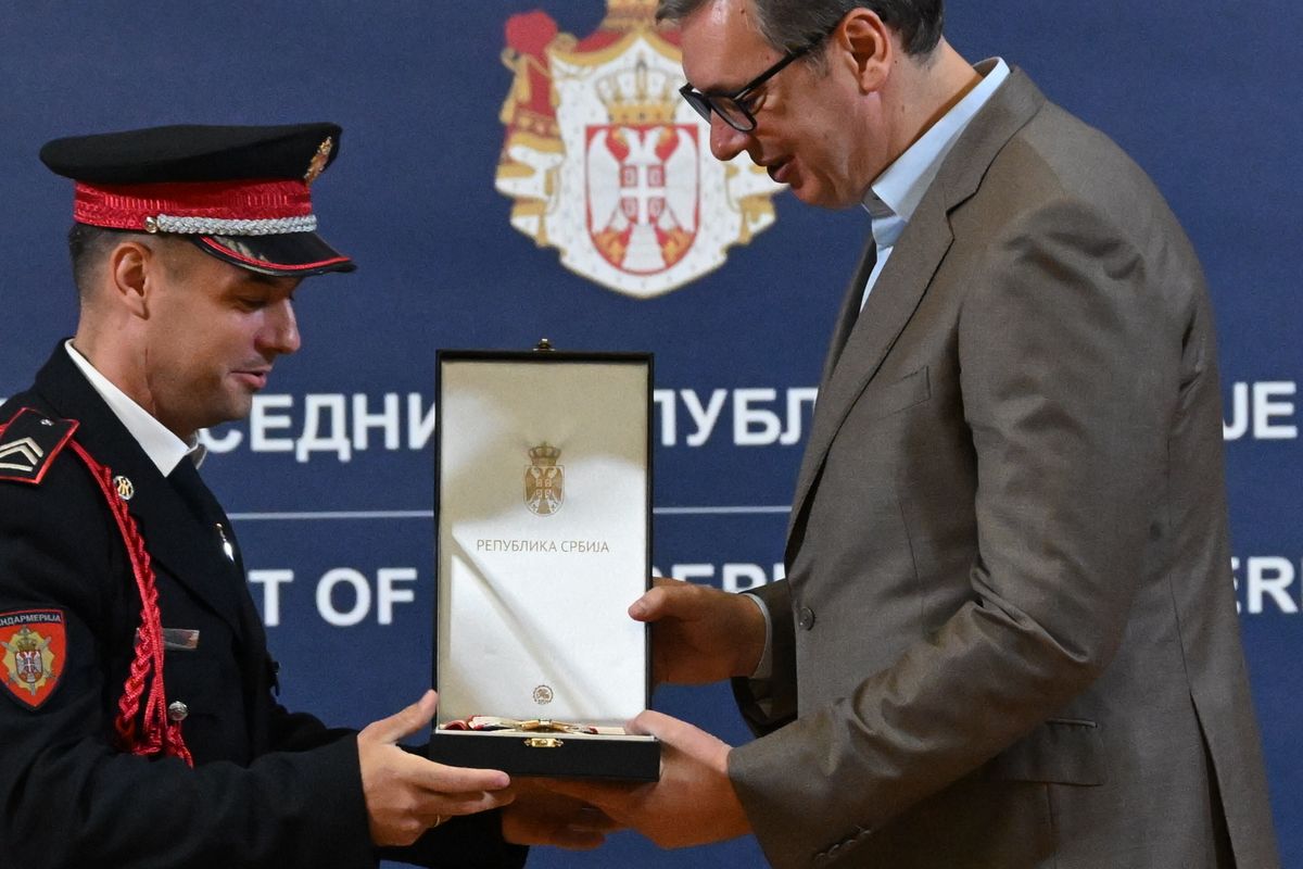 Predsednik Vučić uručio odlikovanje pripadniku Žandarmerije Milošu Jevremoviću