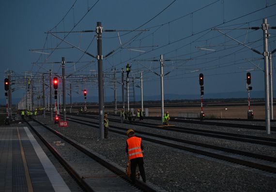 Председник Вучић обишао завршне радове на железничкој станици Врбас Нова