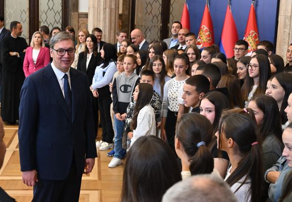 Председник Вучић примио ученике и наставнике основних школа и председнике општина из Републике Српске и Црне Горе