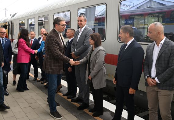 Председник Вучић обишао завршне радове на станичној згради Железничке станице Суботица