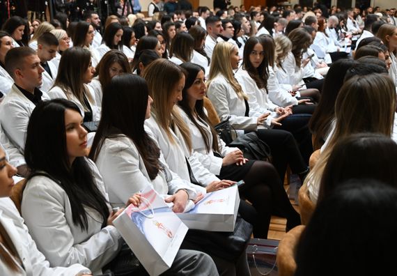 Dodela ugovora o radu najboljim diplomcima medicinskih fakulteta i srednjih medicinskih škola u Srbiji